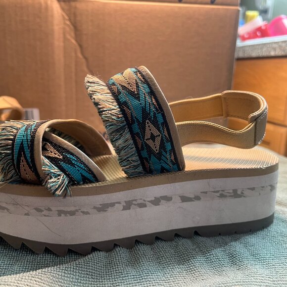 Teva Ceres platform sandals Turquoise and tan tribal print with fringe size 8 - Picture 4 of 9